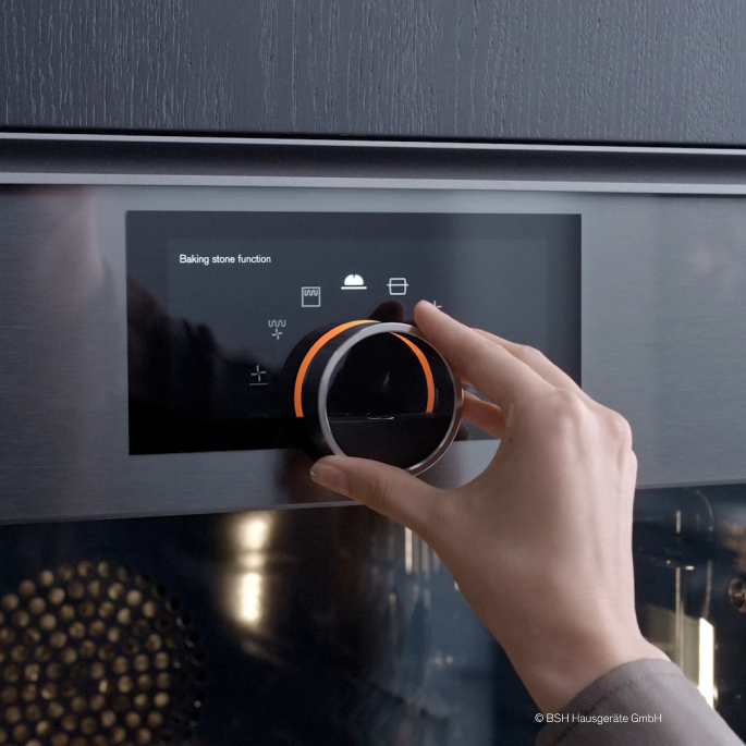 D01_01_Gaggenau_Oven_DuoLong_SlideShow_WheelScreenWithHand